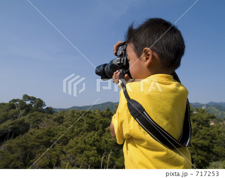 写真を撮る子供 写真を撮る子供 717253