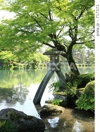 ことじ灯籠と霞ヶ池  717371