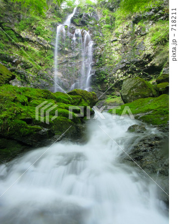 源流の滝へ 718211