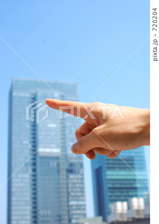 高層ビルをさす手 720204