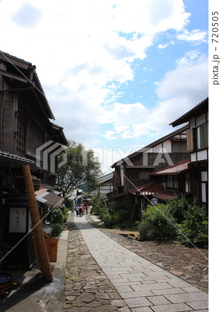 馬籠宿と青空 720505