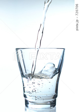 グラスに水を注ぐ 720706