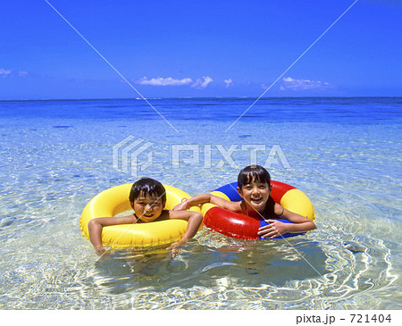 浮き輪と子供たちの写真素材