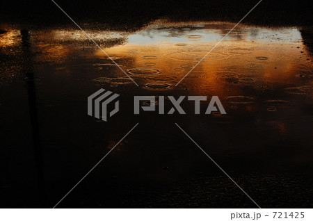 夕刻の水溜り 721425