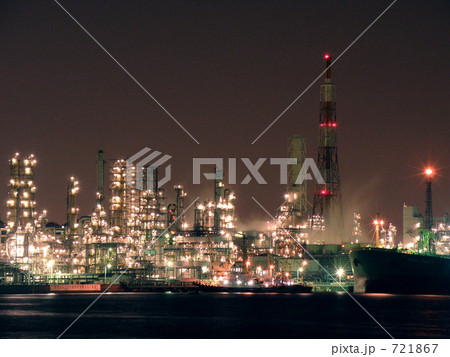 光が落ちない夜の工場 721867