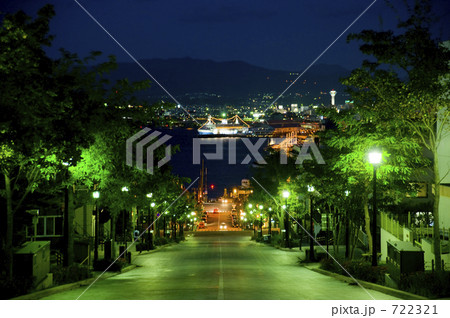 函館の八幡坂と帆船 722321