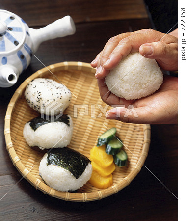 おにぎりを握る 722358