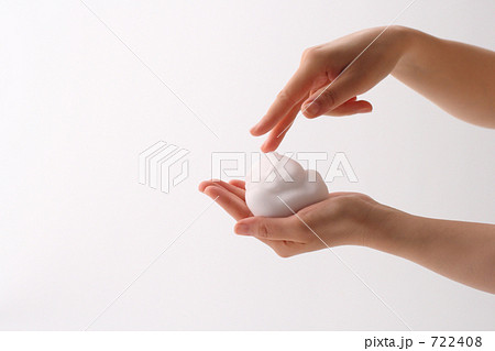 泡と女性の手の表情 クレンジング・スキンケア 泡と女性の手の表情 クレンジング・スキンケア 722408