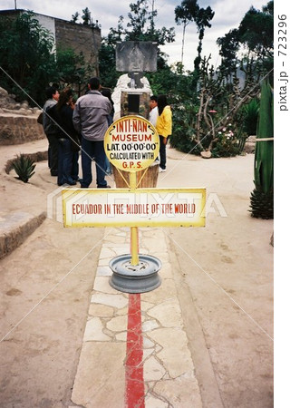 エクアドル　キト　赤道記念碑 723296