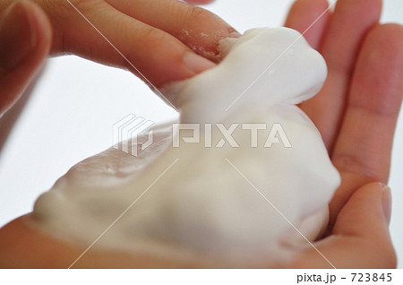 泡と女性の手 723845