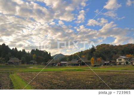 萱葺きの家 723965