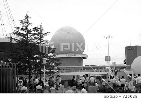 パビリオン、リコー館の見える大阪万博会場。 725028