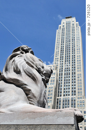 ライオンとアール・デコ調の高層ビル 726120