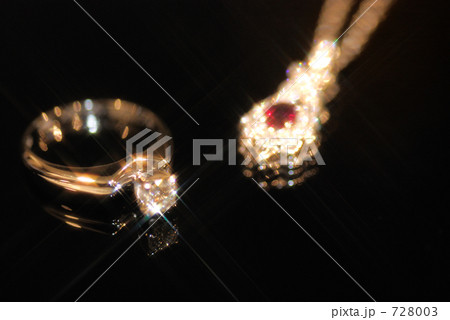 貴金属イメージ（指輪とネックレス） 728003