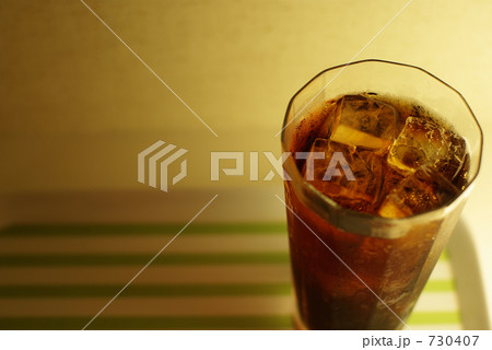 氷の浮かぶ飲み物 730407