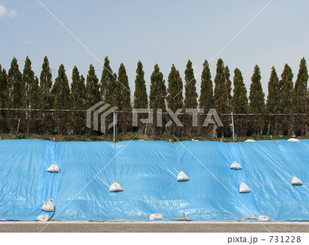 道路工事中の歩道脇 731228