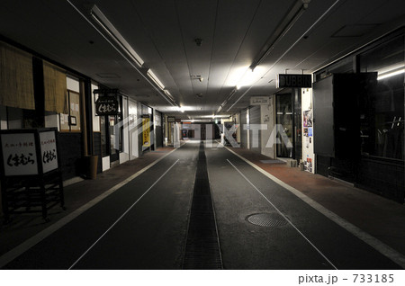深夜の寂れた商店街 733185