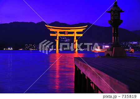 厳島神社の夜景の写真素材