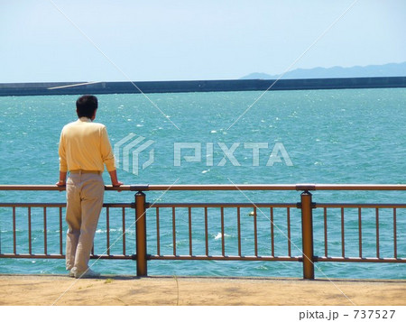 海を見つめる男性 737527