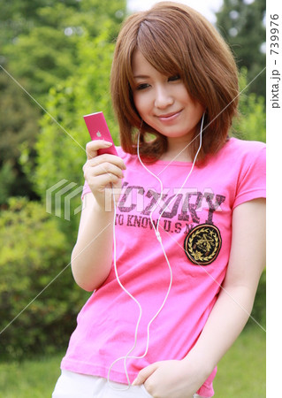 739976