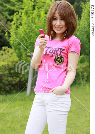 iPodを聴く女性 740272