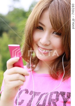 音楽を聞く女性 音楽を聞く女性 740280