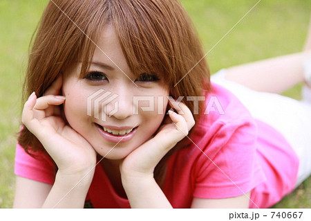 芝生に寝転ぶ女性 芝生に寝転ぶ女性 740667
