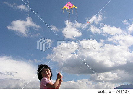 公園で凧揚げ 公園で凧揚げ 741188