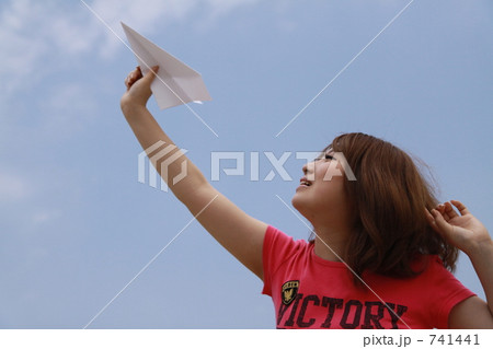 紙飛行機を飛ばす 741441