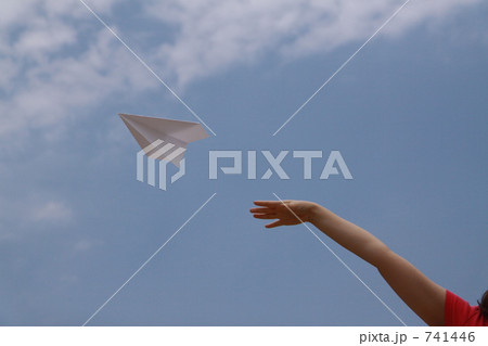 紙飛行機を飛ばす 741446