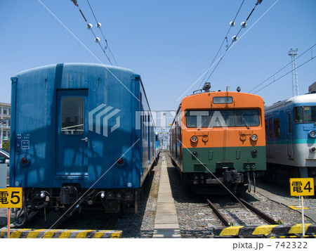 742322