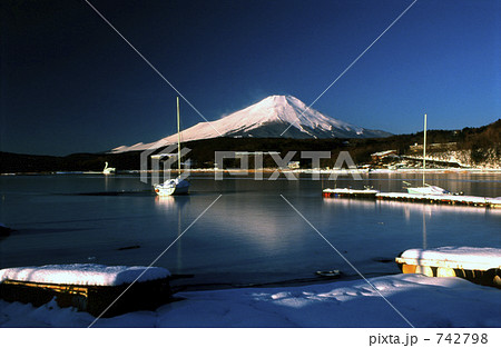 雪と富士山とヨット 742798