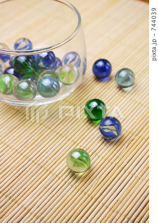 涼しげなビー玉 744039
