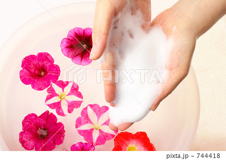 美容イメージ　花の癒しと　女性の手のひらの泡 744418