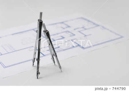 新居の間取り図の上で寄り添う コンパスのカップル 744790