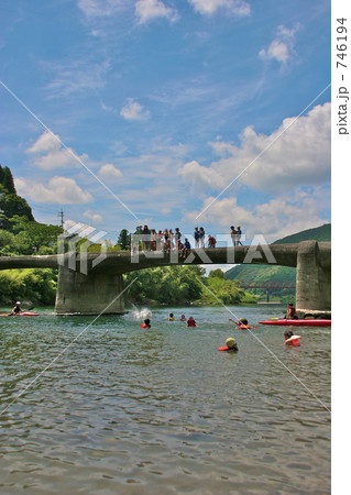 夏の口屋内沈下橋の川遊びの写真素材