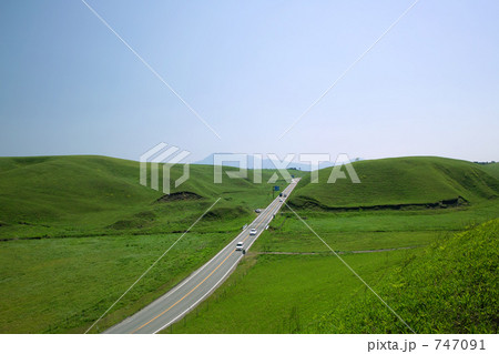 阿蘇大観峰付近の高原道路(ミルクロード) 阿蘇大観峰付近の高原道路(ミルクロード) 747091