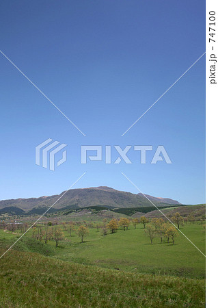 やまなみハイウェイ　瀬の本高原付近から久住山を望む 747100