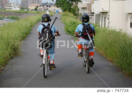 自転車をこぐ子供 747726