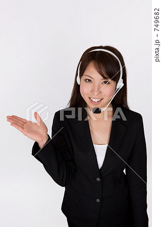 インカムをつけるビジネスウーマン 749682