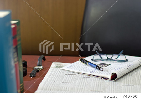 新聞の株式ページとビジネス雑誌が広がっているデスク 新聞の株式ページとビジネス雑誌が広がっているデスク 749700