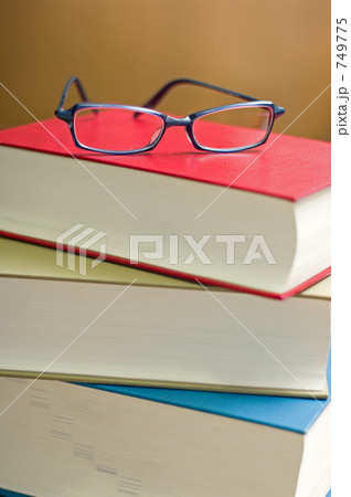 眼鏡と専門書 眼鏡と専門書 749775