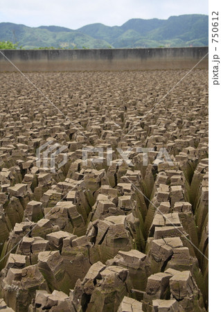 ひび割れた大地 ひび割れた大地 750612