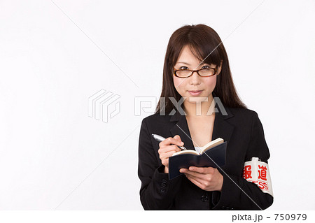 取材する女性ジャーナリスト 取材する女性ジャーナリスト 750979