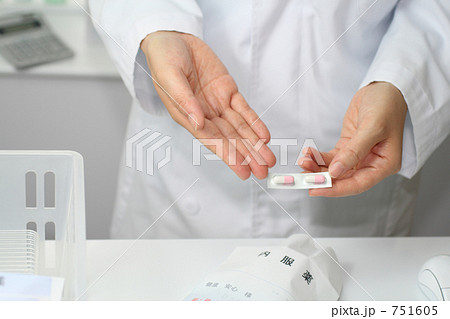 薬剤師　調剤薬局で薬の説明をする女性薬剤師 1 751605