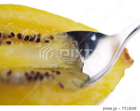 スプーンで食べるキウイ スプーンで食べるキウイ 751606