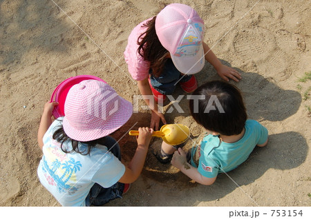 公園で砂遊び 753154