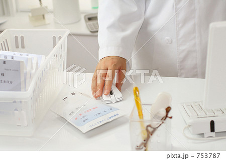 薬剤師　調剤薬局で薬の説明をする女性薬剤師　４ 753787