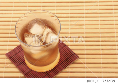 麦茶の入ったグラスと竹のランチョンマット 麦茶の入ったグラスと竹のランチョンマット 756439