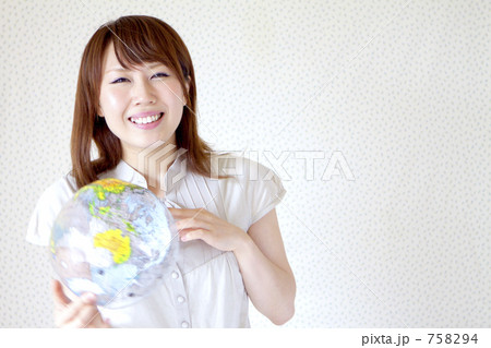 地球儀を持つ女性 758294